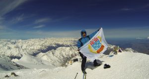 Туристы из Чувашии вознесли флаг города Чебоксары на вершину горы Эльбрус