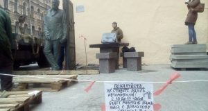 Памятник Сергею Довлатову окончательно установили на улице Рубинштейна
