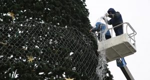 Во Владивостоке начали украшать главную елку